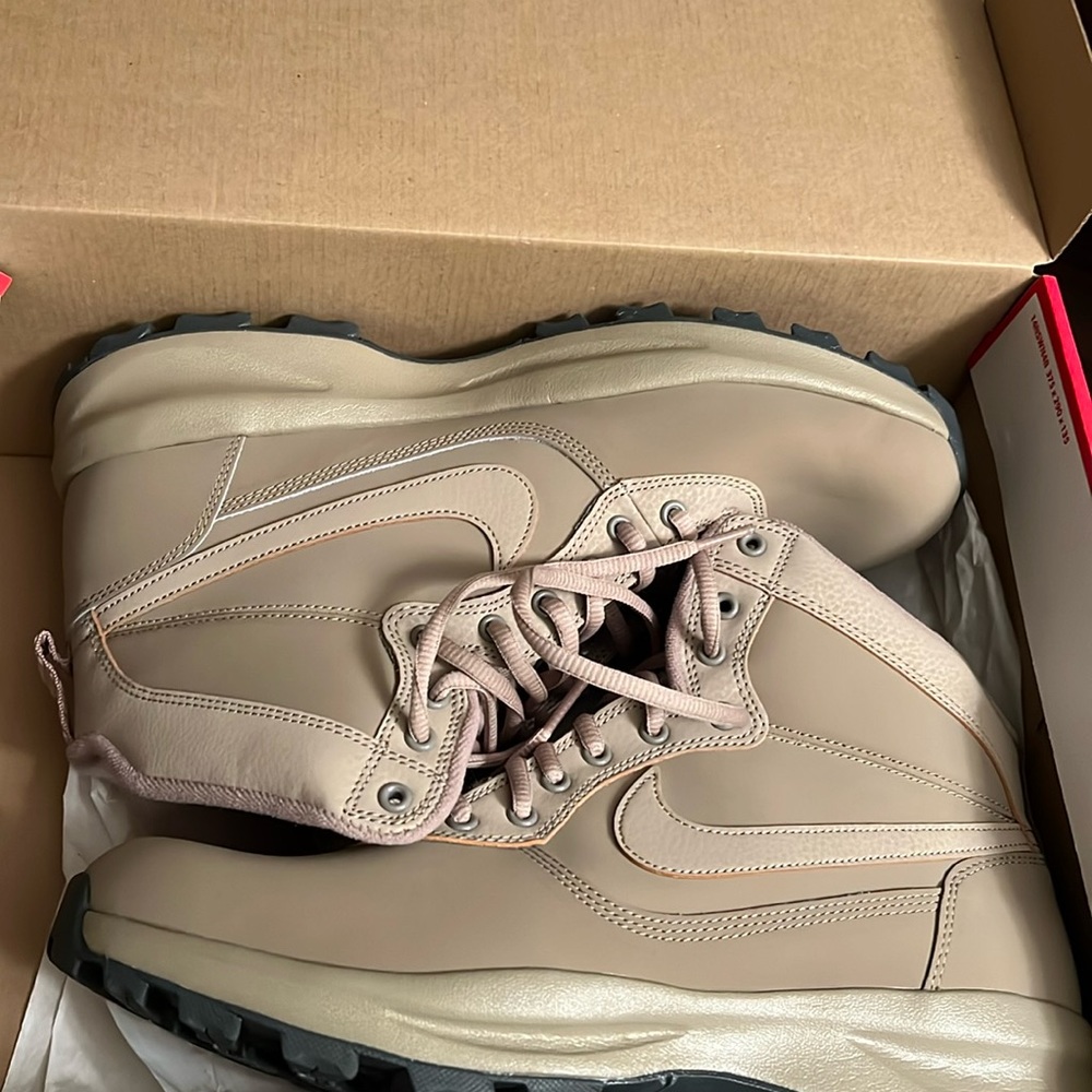 NwT NIKE manoadome khaki / khaki dark grey 12.5 men’s boot